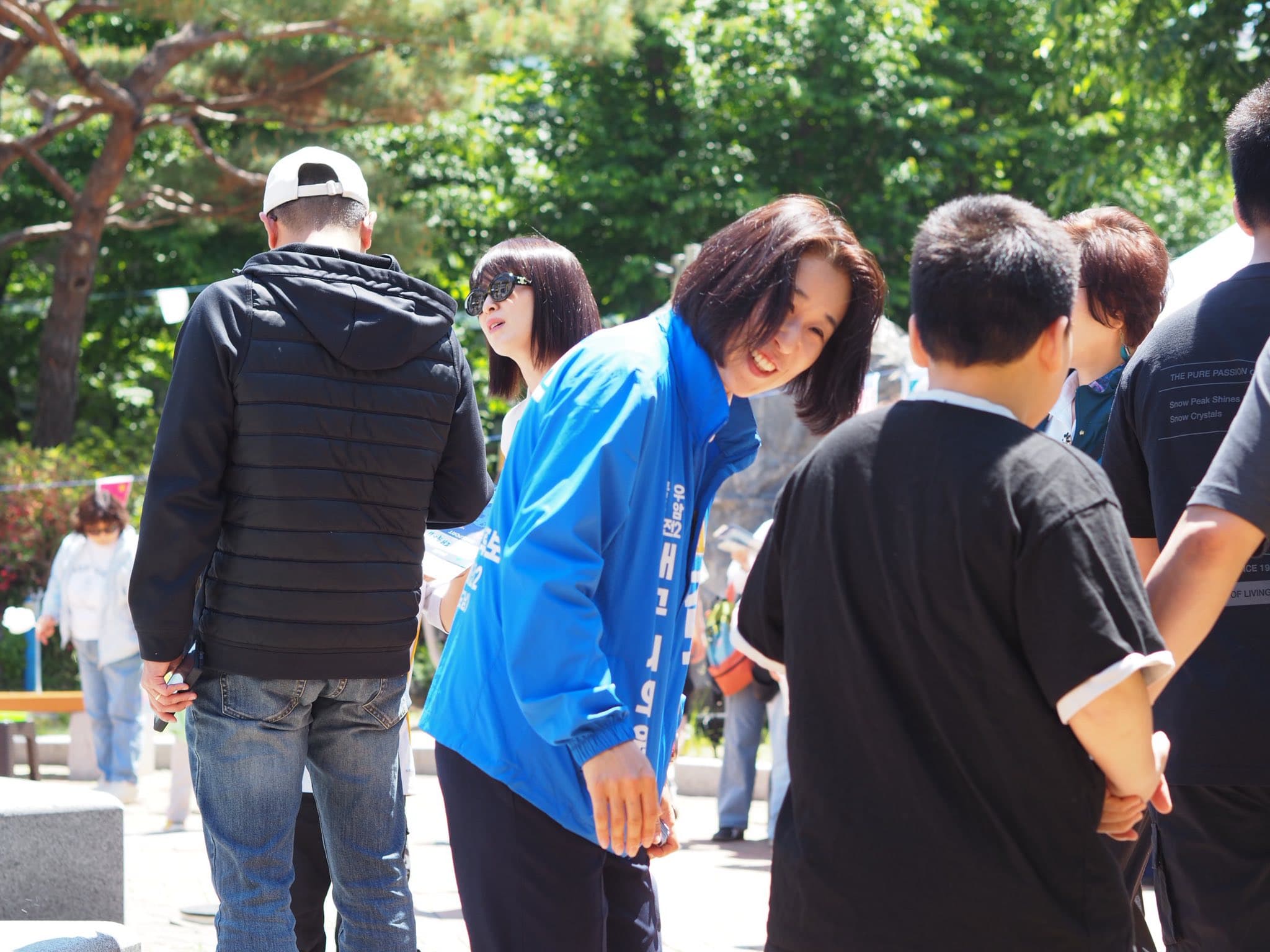 현장에서 주민과 소통하는 김지연 후보
